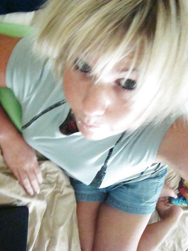 13P Loves guys and girls pretty pussy..