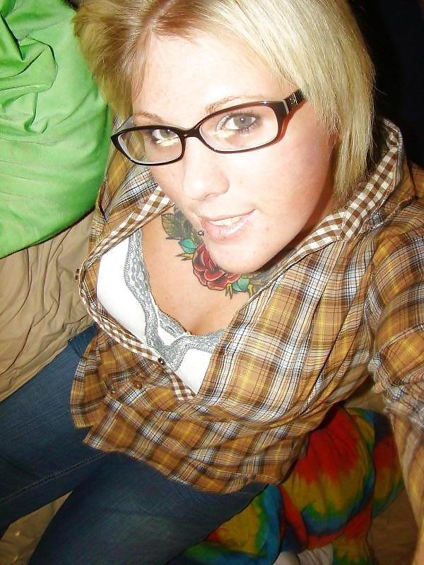 13P Loves guys and girls pretty pussy..