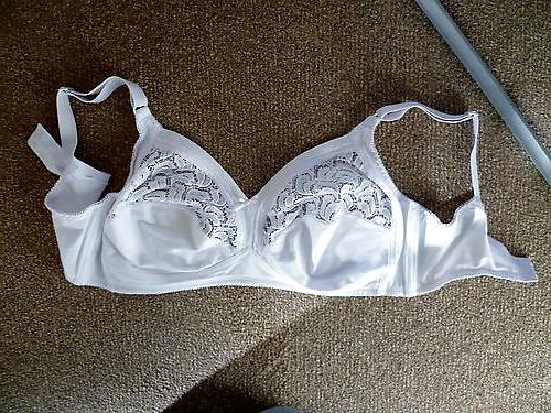 25P Mature woman in bra