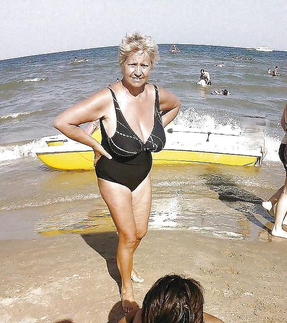 25P Mature woman in bra