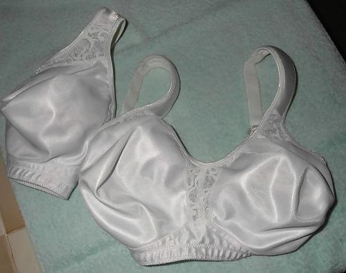 25P Mature woman in bra
