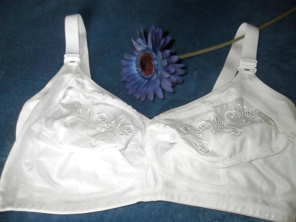 25P Mature woman in bra
