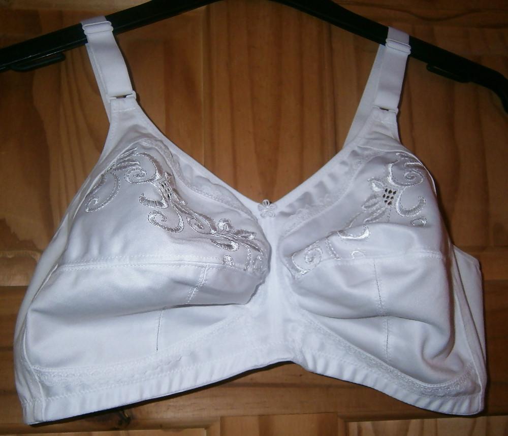 25P Mature woman in bra