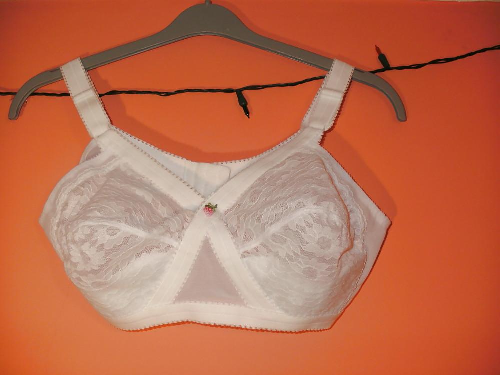 25P Mature woman in bra