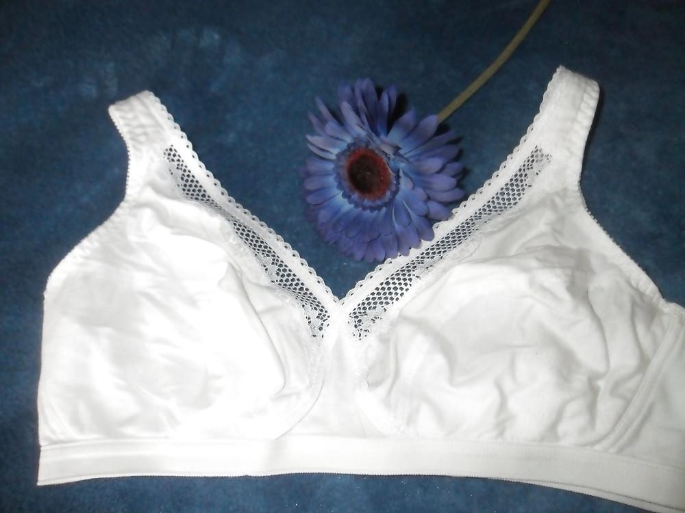 25P Mature woman in bra