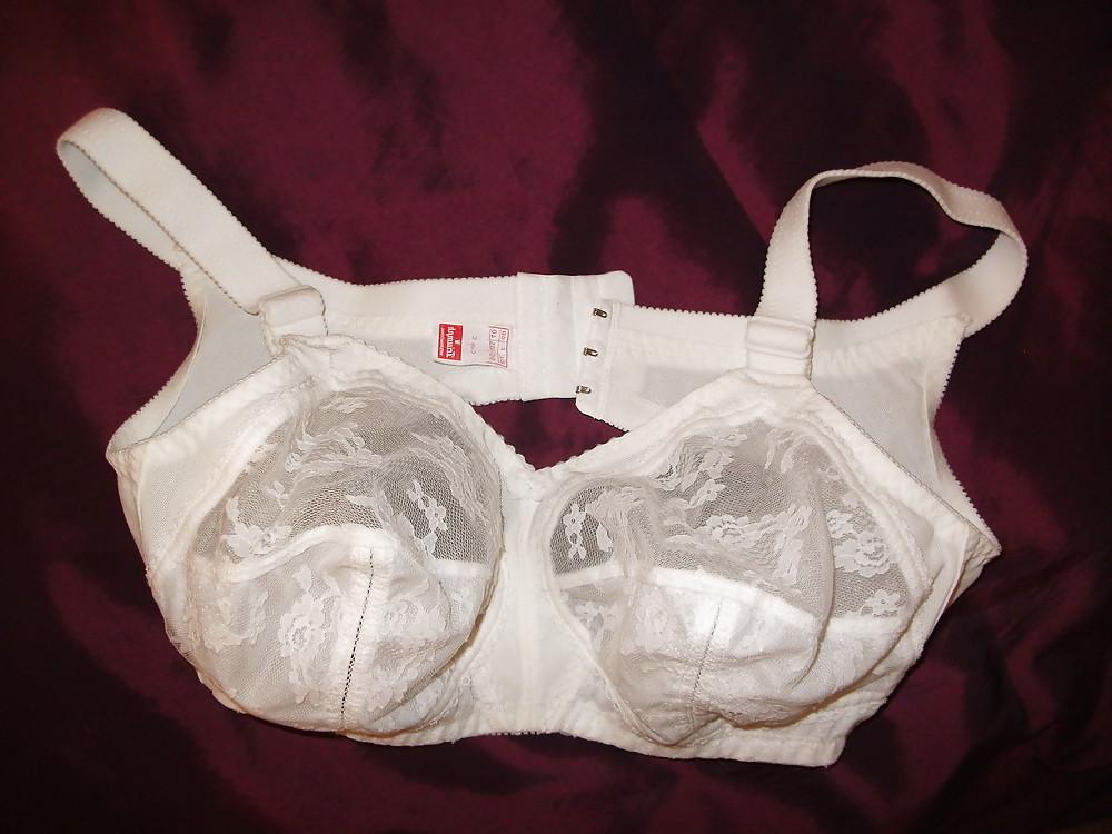 25P Mature woman in bra