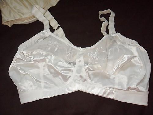 25P Mature woman in bra