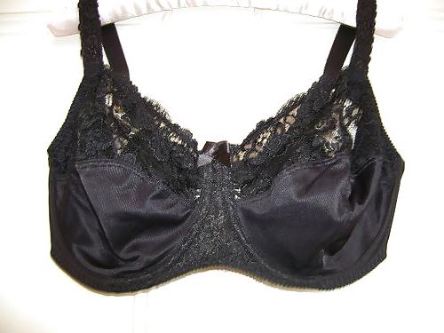 25P Mature woman in bra