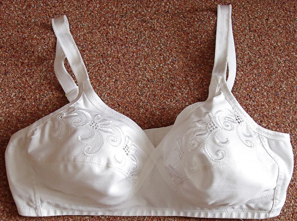 25P Mature woman in bra
