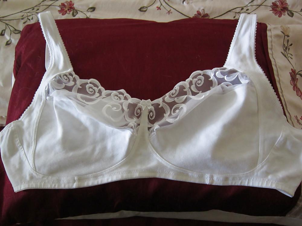 25P Mature woman in bra