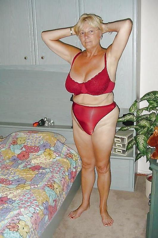 25P Mature woman in bra