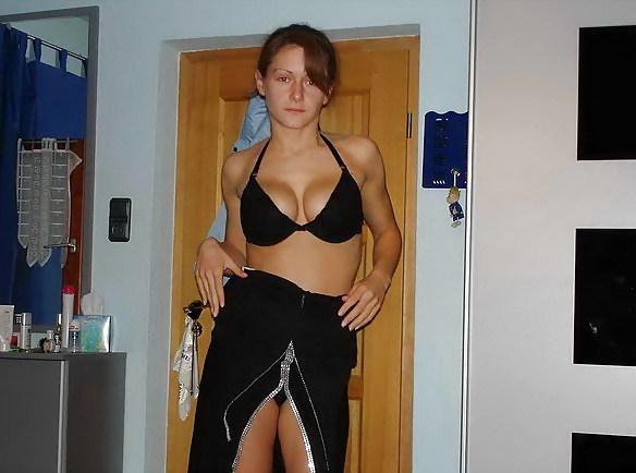 18P Amica si spoglia - Girlfriend strips