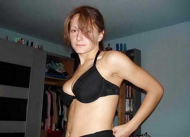 18P Amica si spoglia - Girlfriend strips
