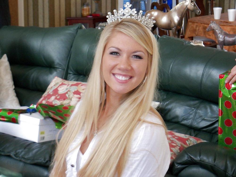 24P Beautiful Blonde Face For You To Cum On