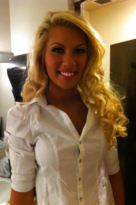 24P Beautiful Blonde Face For You To Cum On