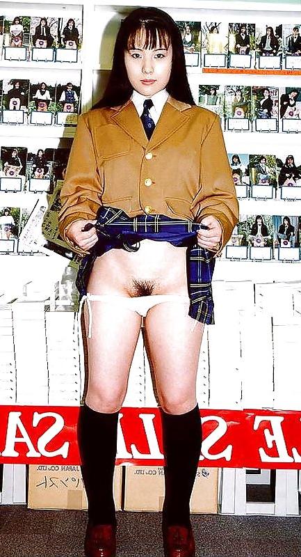 14P Japanese schoolgirls panties down