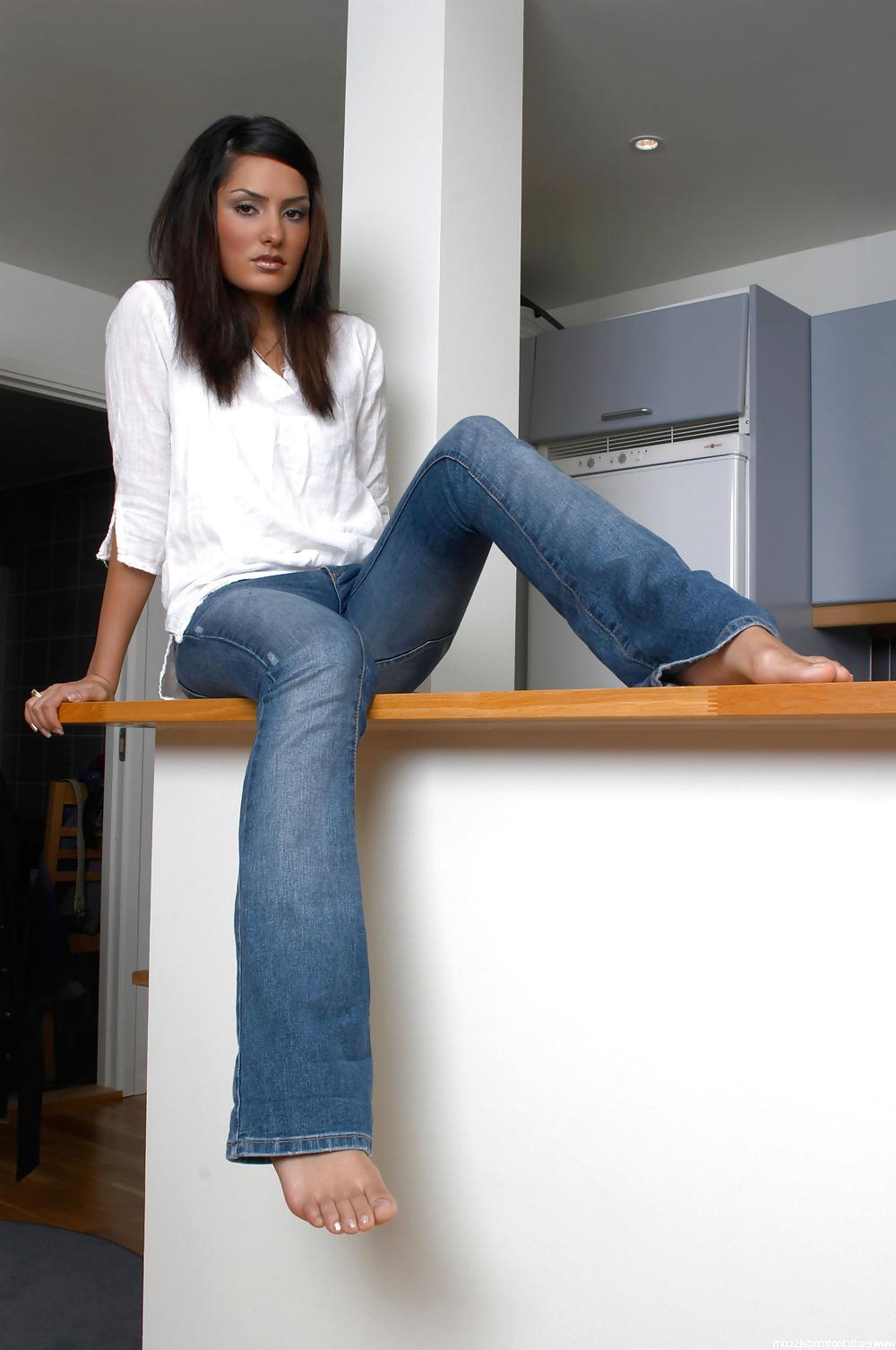 14P Shima : Beautiful Face Cute Feet