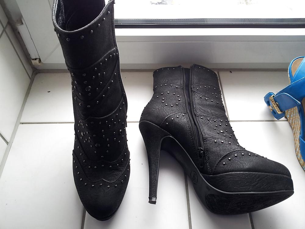 25P Cum on heels