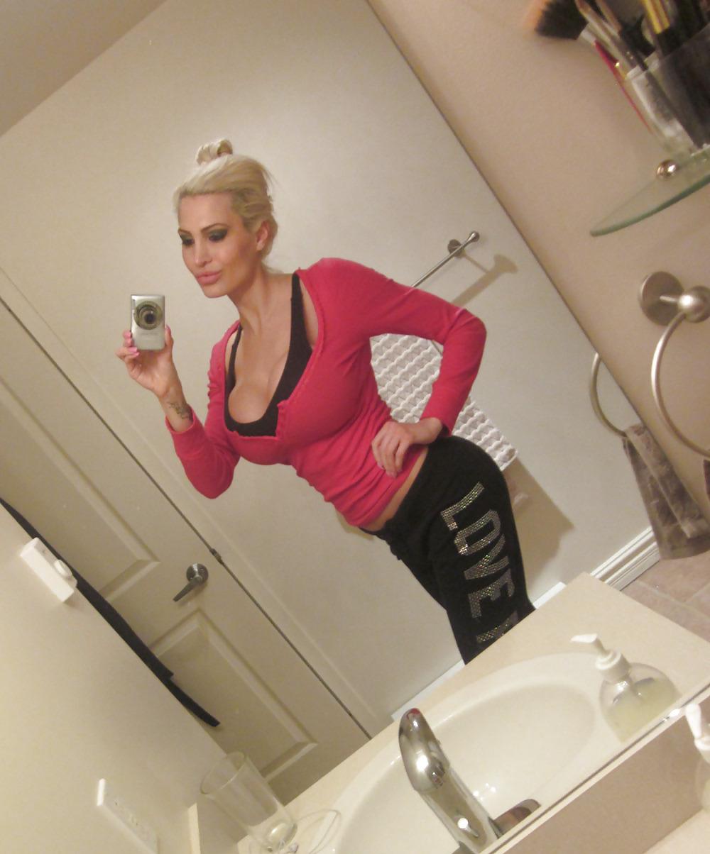 25P Bella: Babe with great bolted on tits!