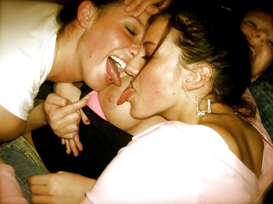 10P Brunette babes with cumshots.