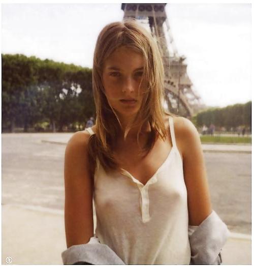 23P She forgot her bra 32.