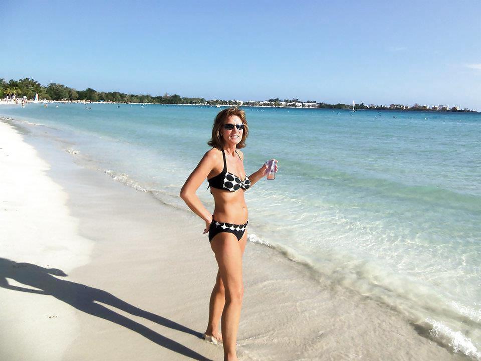 6P MILF in Bikini