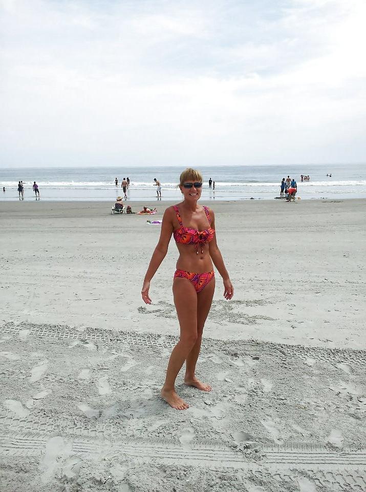 6P MILF in Bikini