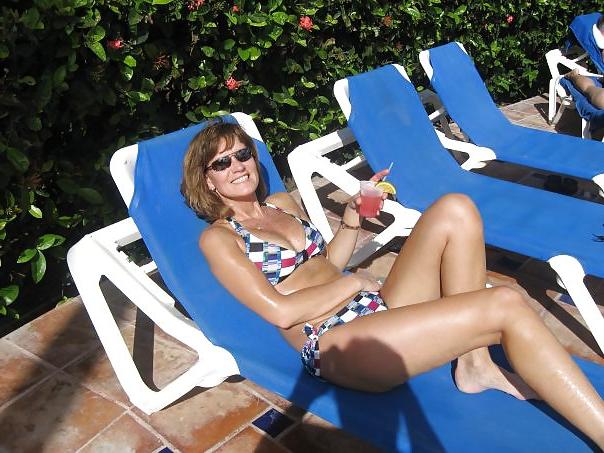 6P MILF in Bikini