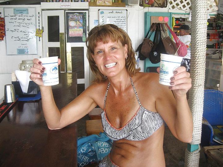 6P MILF in Bikini