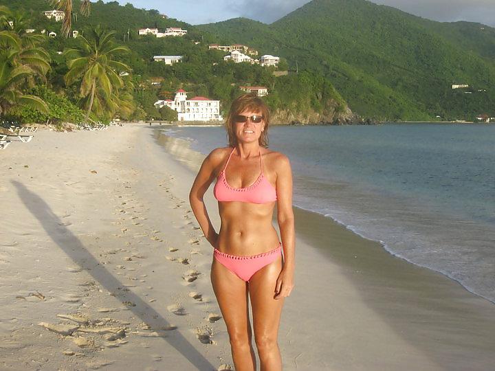 6P MILF in Bikini