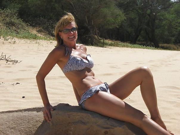 6P MILF in Bikini