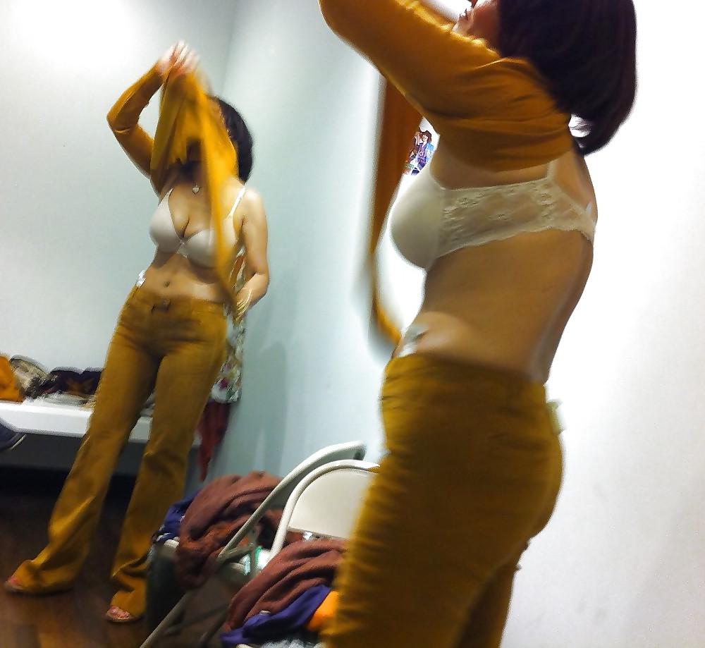 14P Tunisian girl spied in changing room