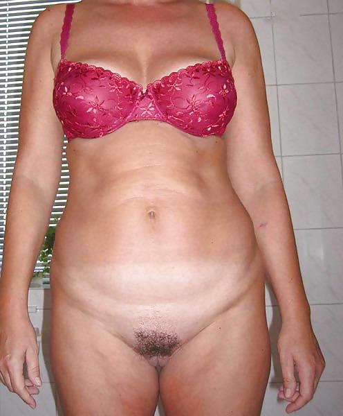 5P Mature showing her body but not her face
