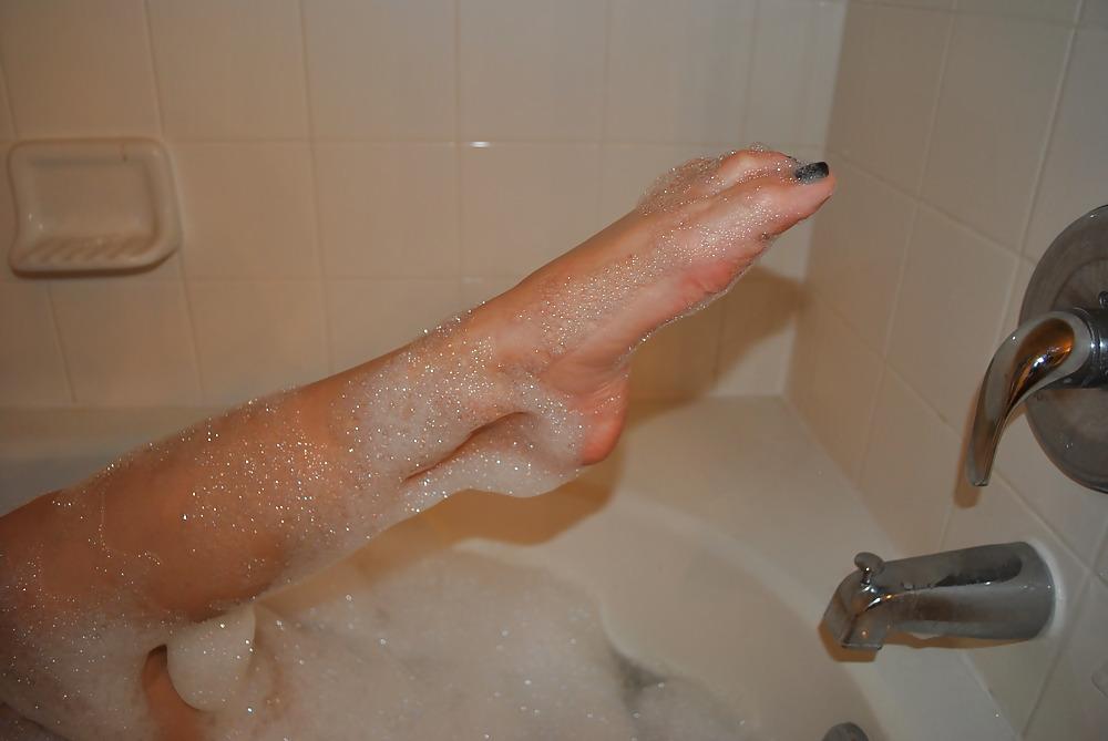 16P Foot Fetish Girl in Bath