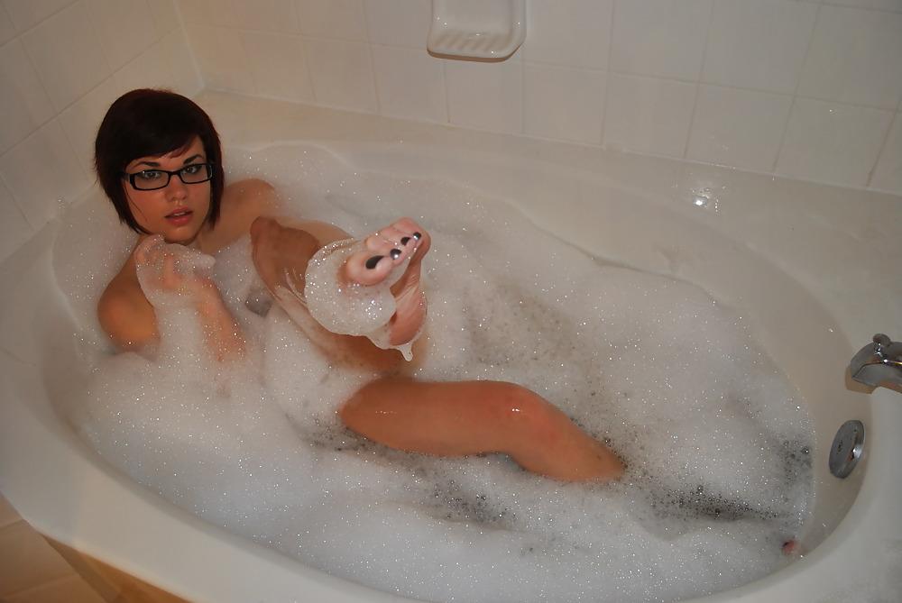 16P Foot Fetish Girl in Bath