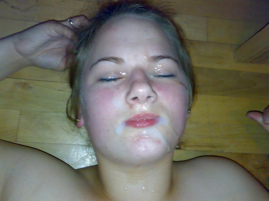 11P Ins Gesicht der Freundin mit den dicken Hupen gespritzt