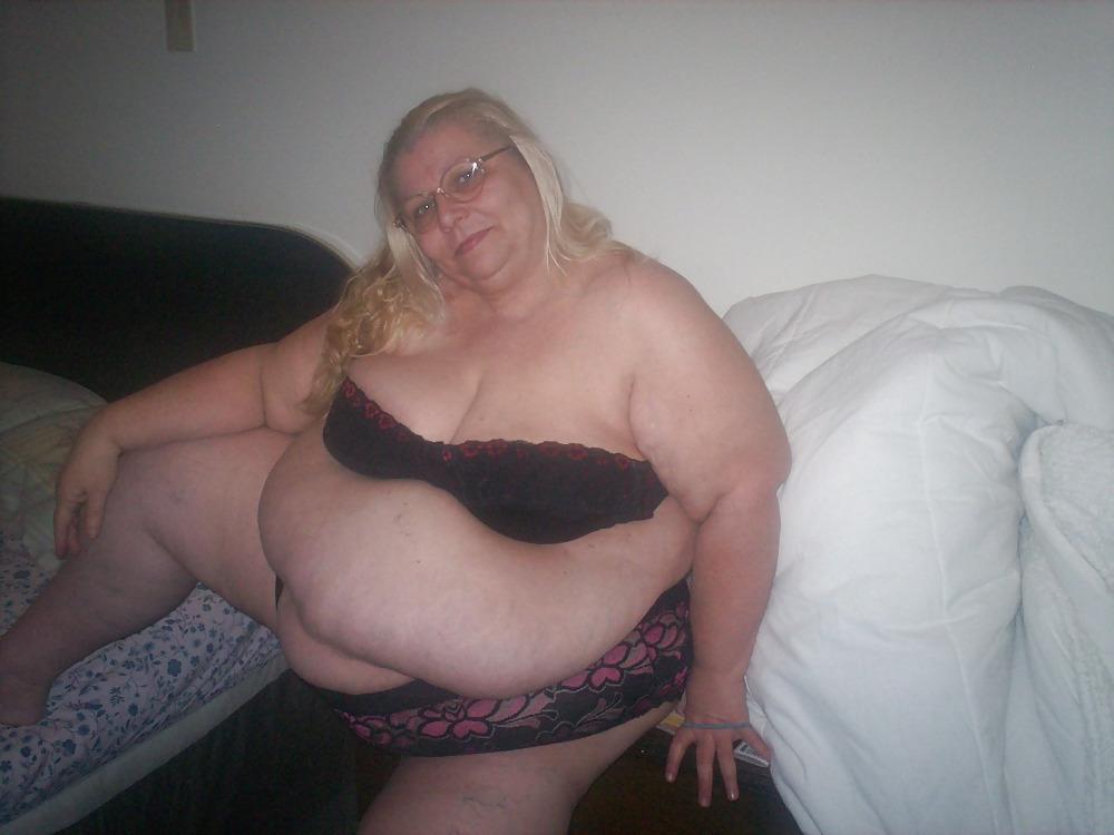 10P Showing off in the bed room 