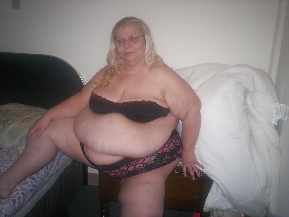 10P Showing off in the bed room 