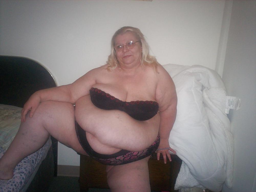 10P Showing off in the bed room 