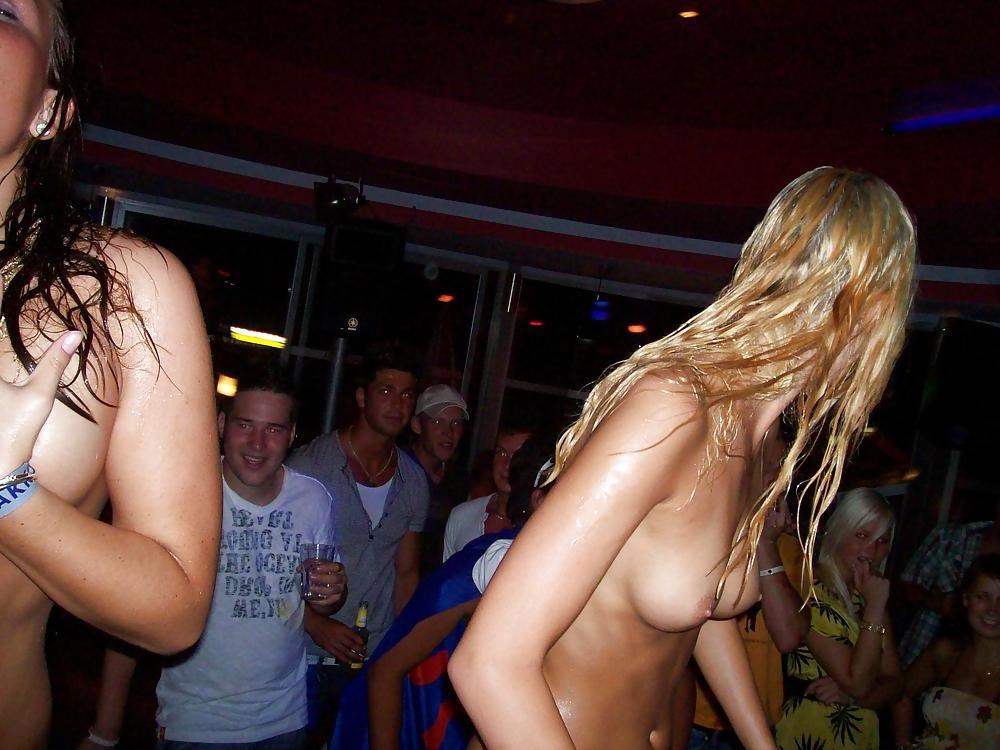 25P Party time in the bar