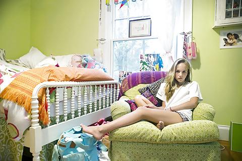 15P Junge Frauen in ihren Zimmern - Youn women in their rooms