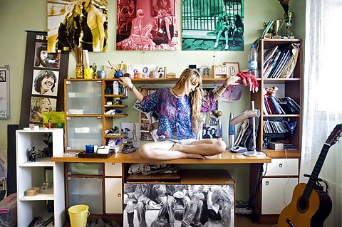 15P Junge Frauen in ihren Zimmern - Youn women in their rooms