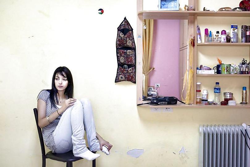 15P Junge Frauen in ihren Zimmern - Youn women in their rooms