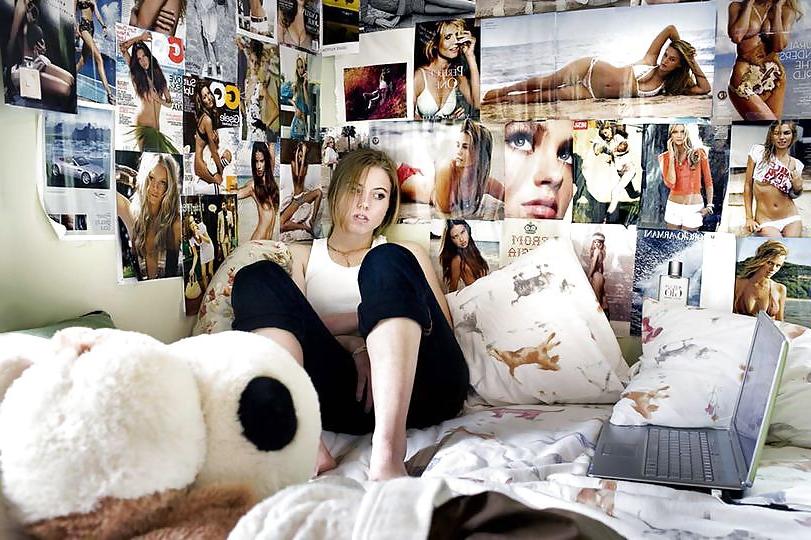 15P Junge Frauen in ihren Zimmern - Youn women in their rooms