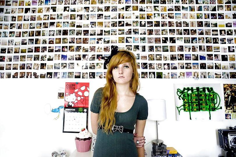 15P Junge Frauen in ihren Zimmern - Youn women in their rooms