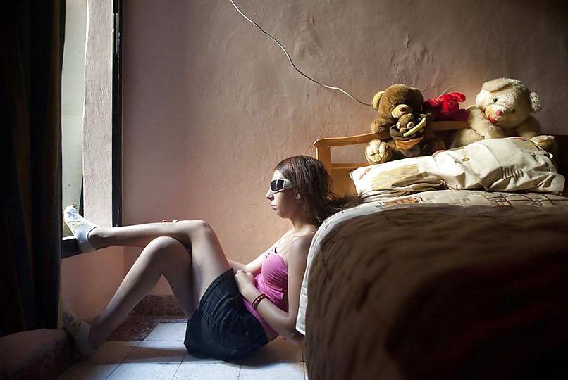 15P Junge Frauen in ihren Zimmern - Youn women in their rooms