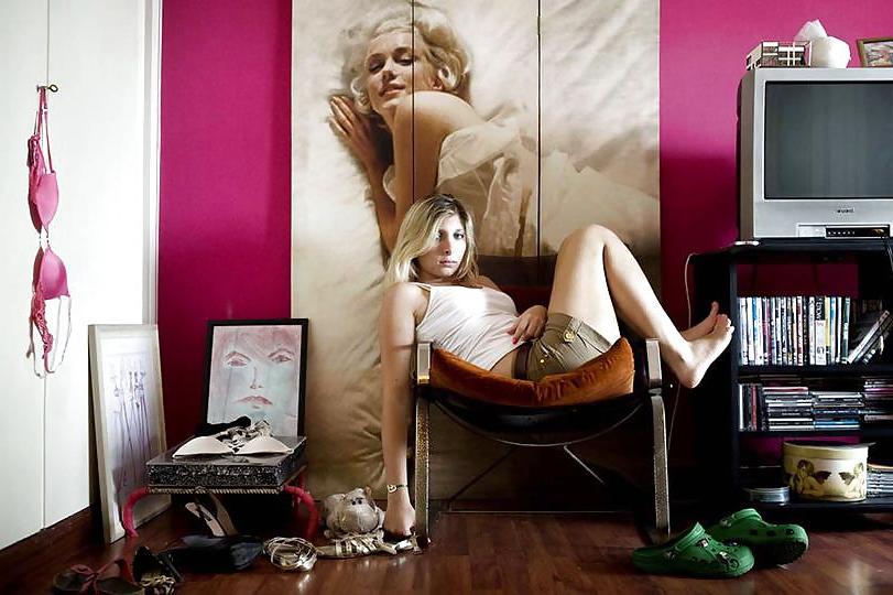 15P Junge Frauen in ihren Zimmern - Youn women in their rooms