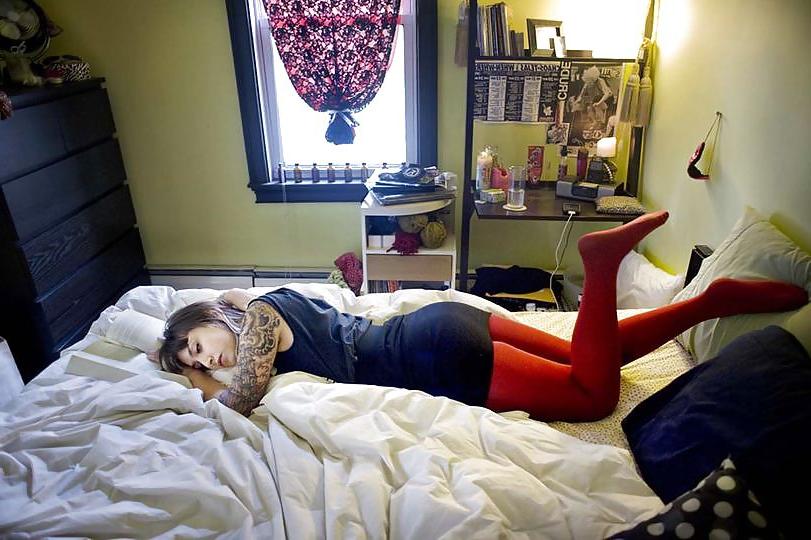 15P Junge Frauen in ihren Zimmern - Youn women in their rooms