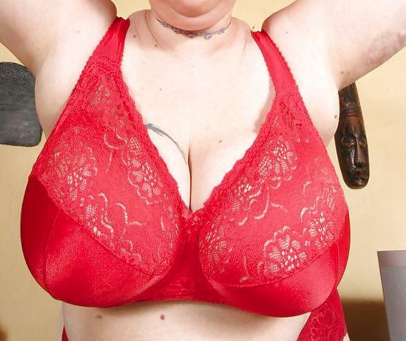 20P Chunky tits in bra 22
