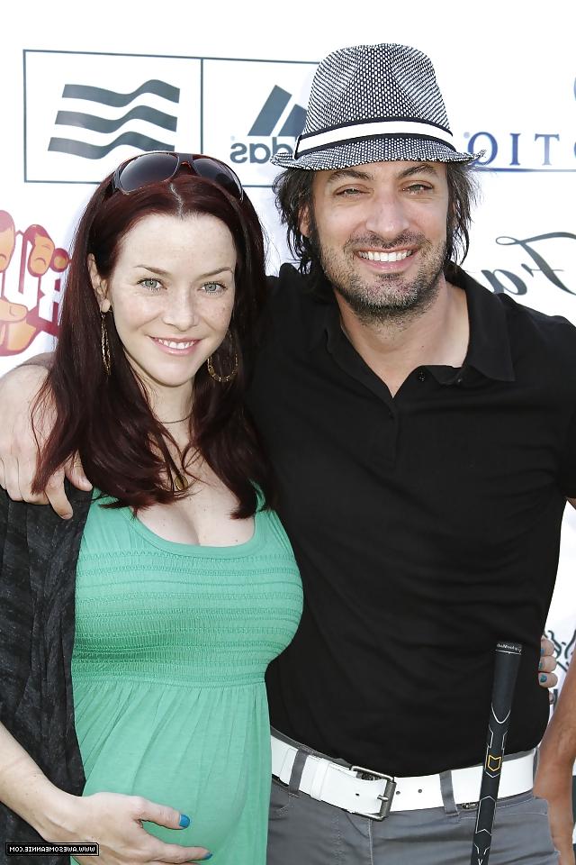 14P Annie Wersching - Pregnant Photos